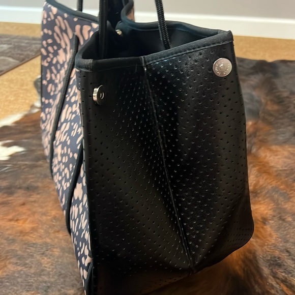 New Neoprene Expandable Tote with Detachable Zip Pouch Black, Gold, Leopard - Picture 15 of 16